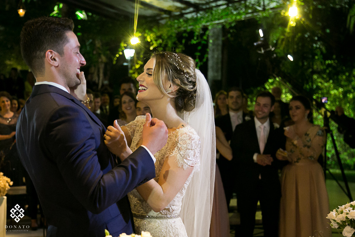 Noivos se divertem na cerimônia na fazenda.