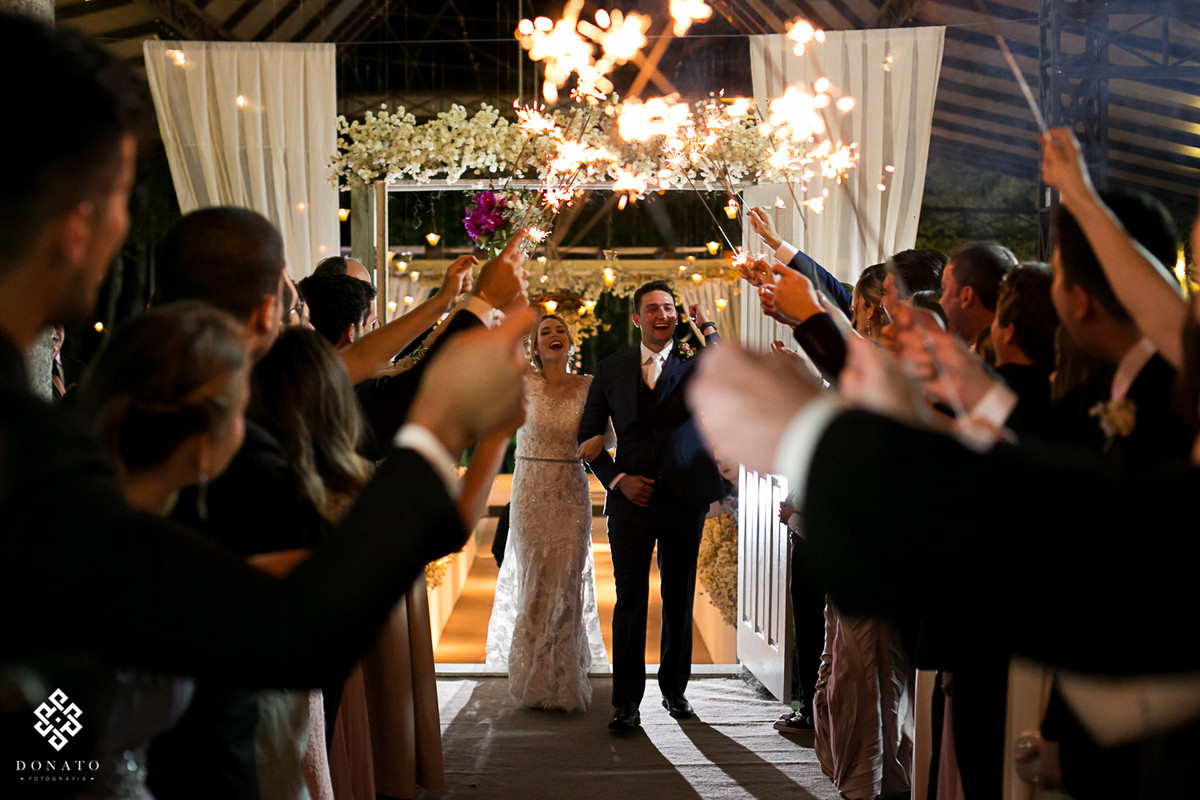 Saída dos noivos da cerimônia da fazenda.