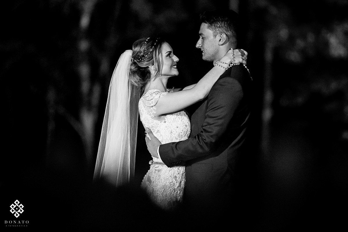 Noivos namoram no bosque da fazenda 7 lagoas.