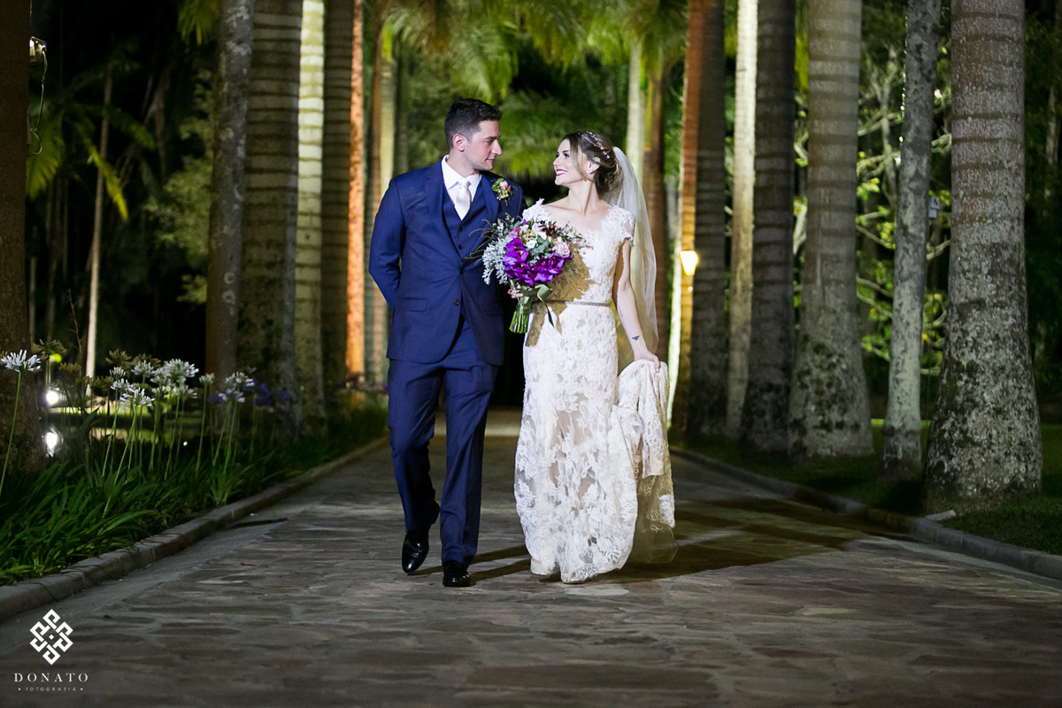 Noivos caminham na entrada da fazenda 7 lagoas.