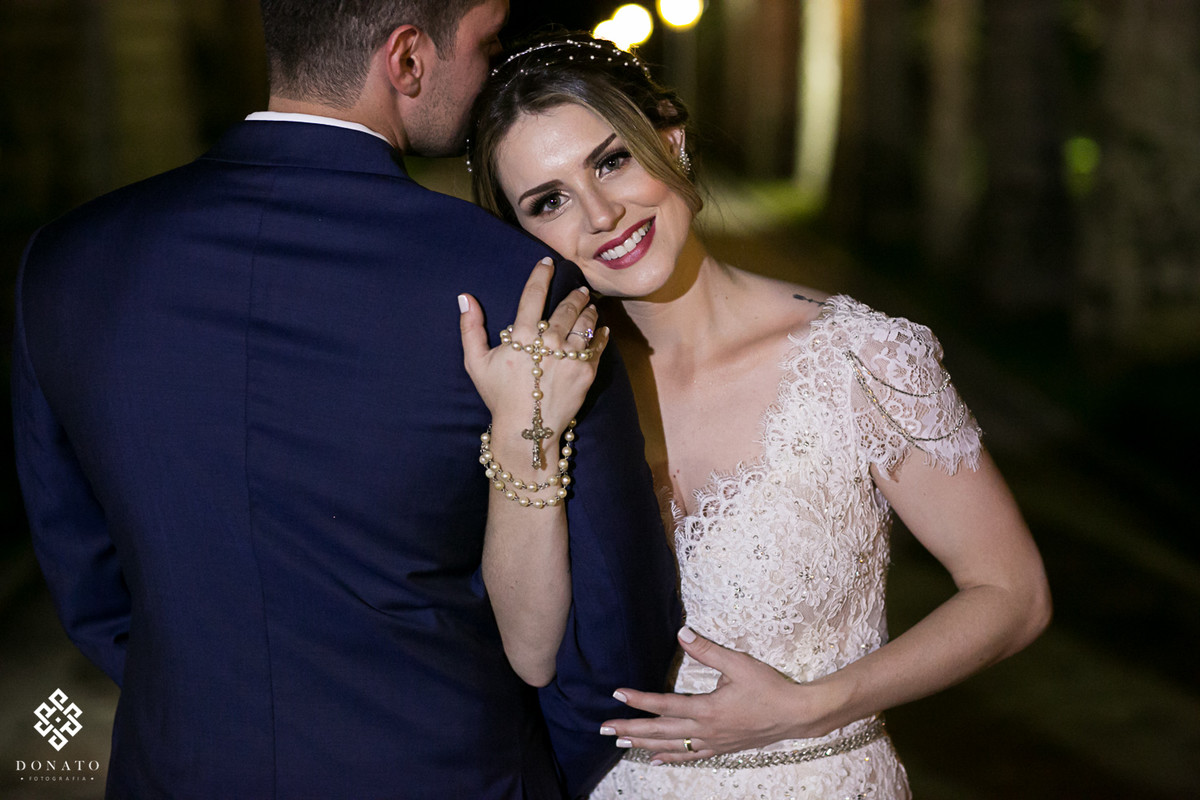 Noiva se encosta no noivo e namora na entrada da fazenda 7 lagoas.