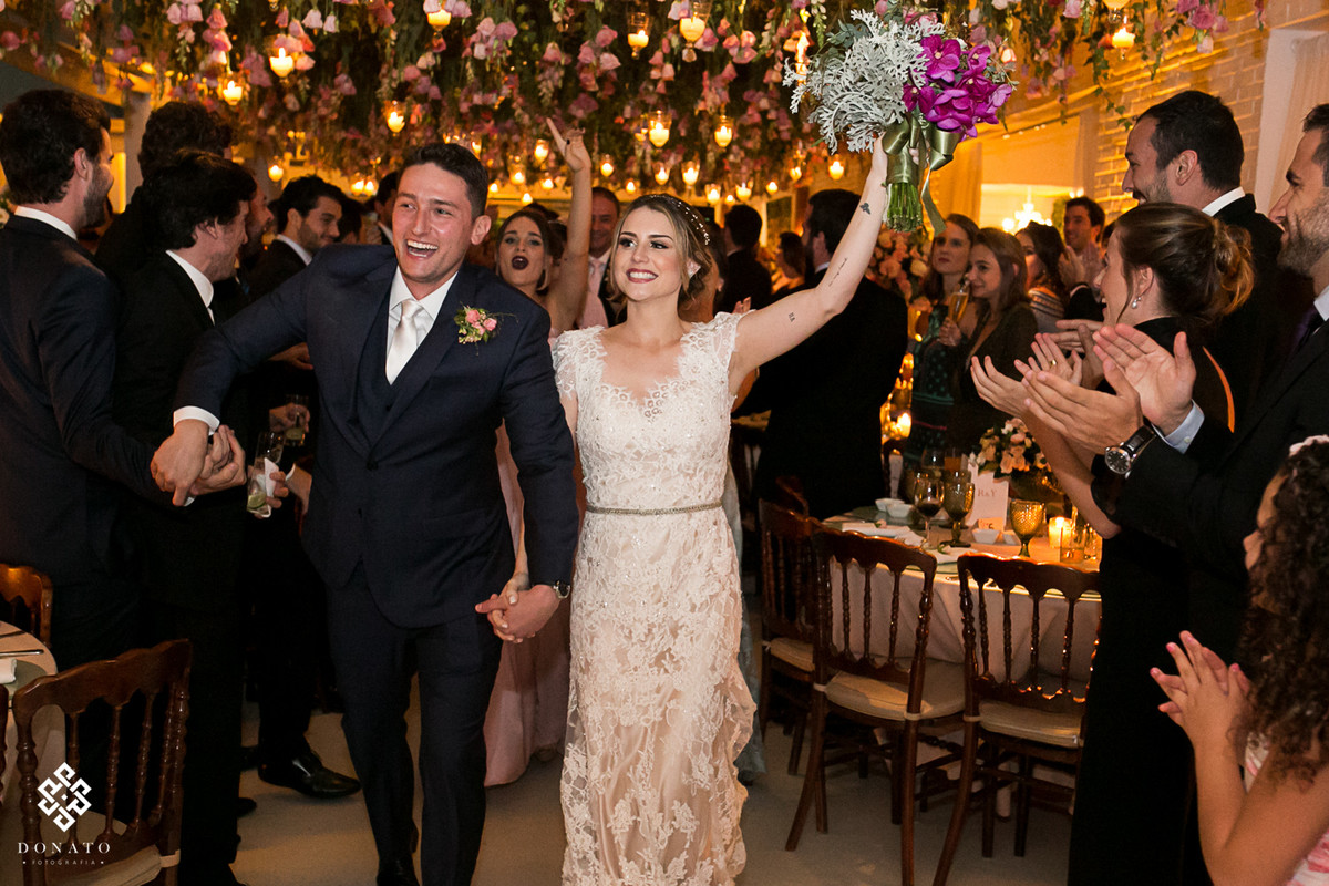 Noivos entram no salão de festas.