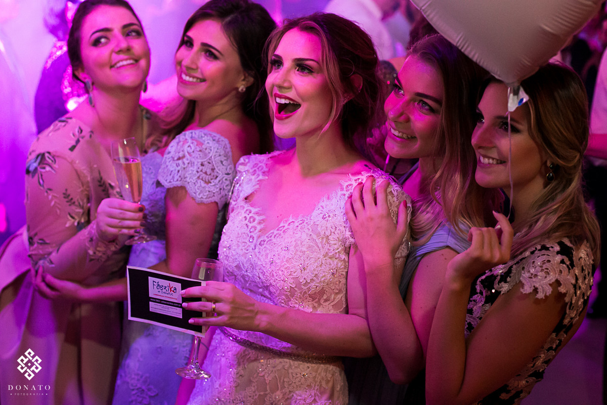 Noiva faz retrato com as amigas.