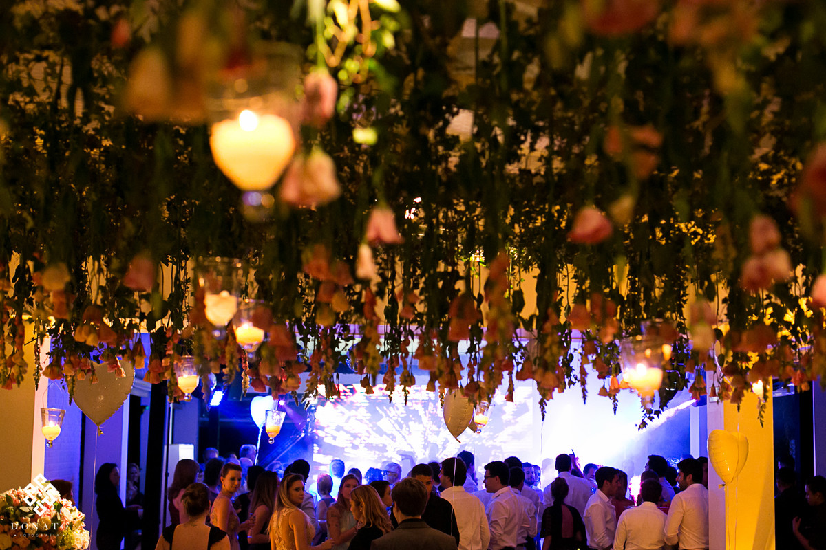 Teto todo decorado e ao fundo os convidados se divertem.