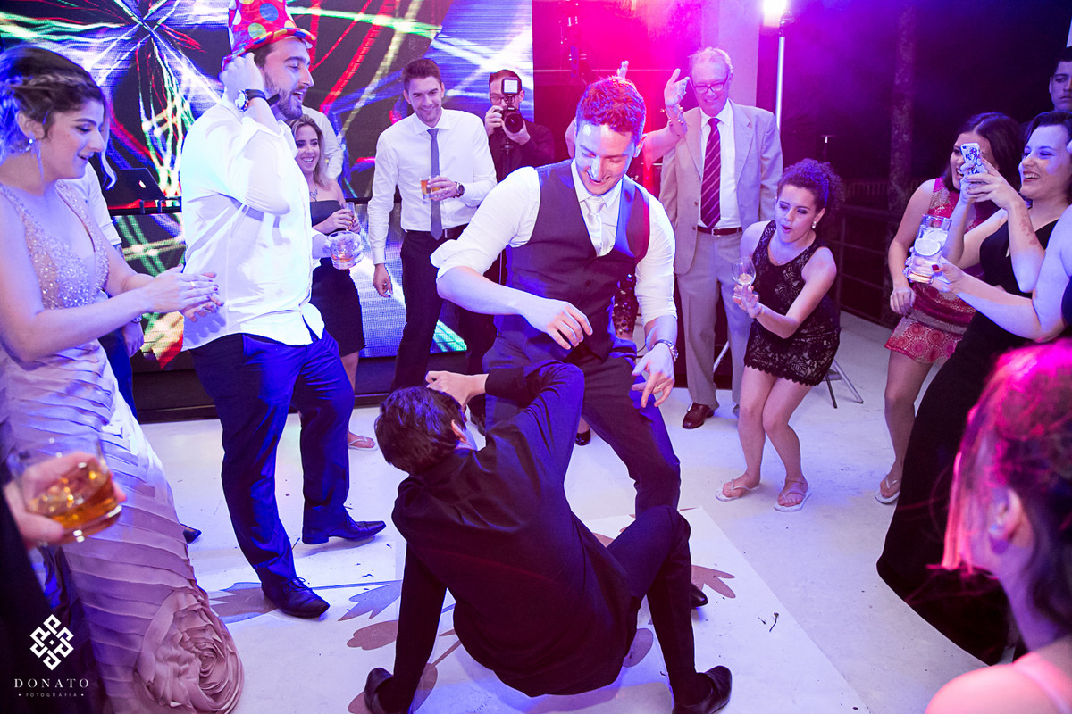 noivo dança com amigo na pista de dança.