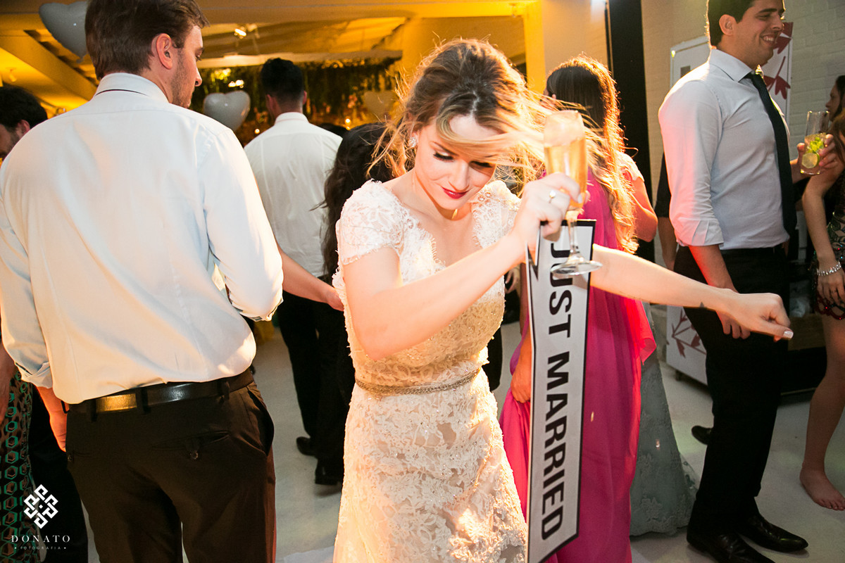 Noiva dança alegremente na pista de dança.