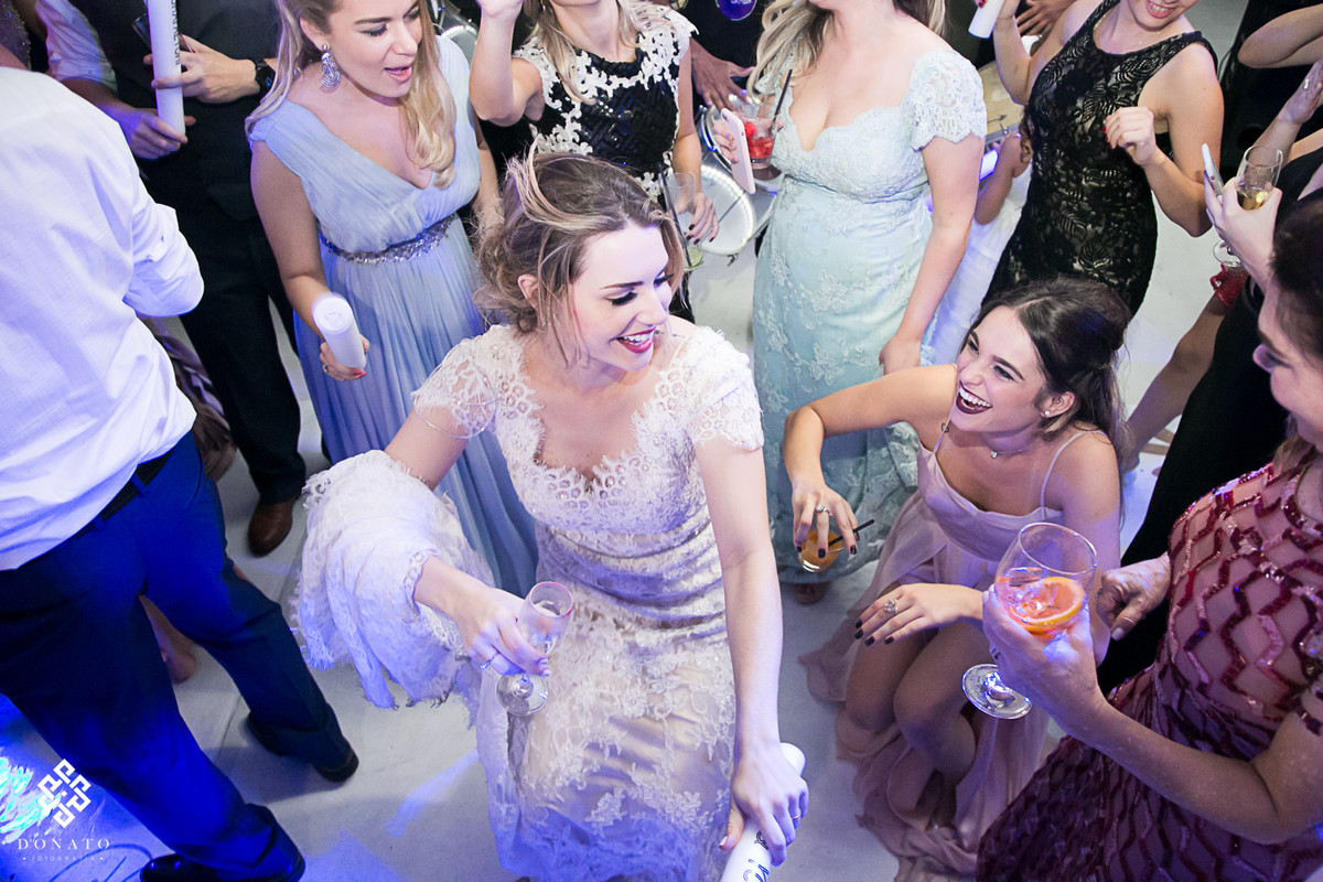 noiva vai até o chão com as amigas.