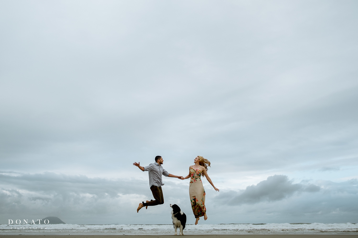 Ensaio da jogadora de volei Edinara, na praia de Juquehy-sp, ensaio com cachorro na praia.