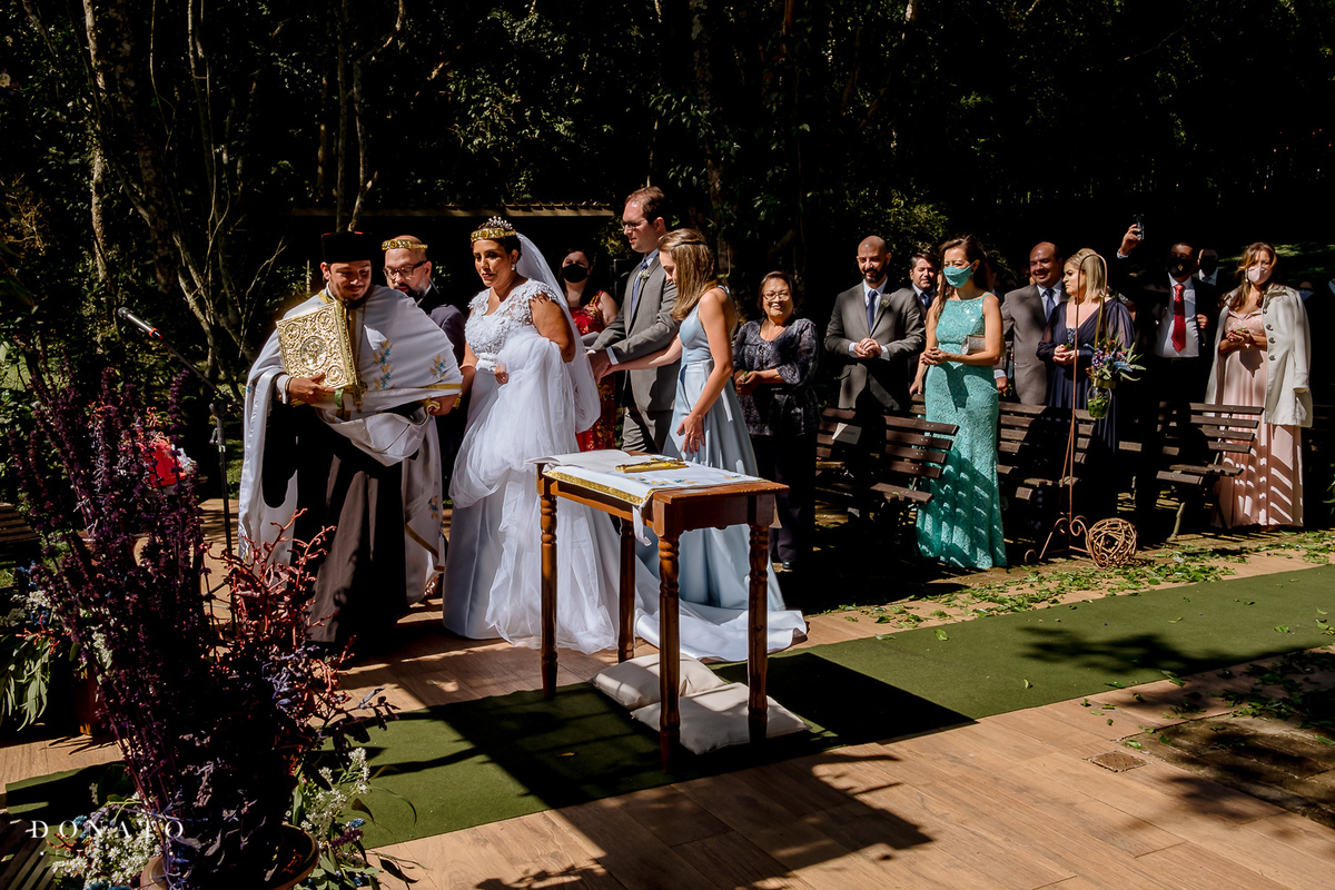 Cerimonia ortodoxa no espaço natureza.Celebração das coroas ortodoxa.