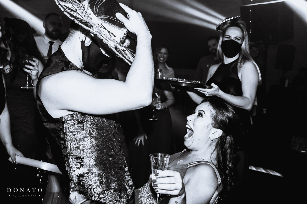 Casamento Quinta da cantareira, Festa, no quinta da cantareira. Pista de dança com dançarinos tequileiros