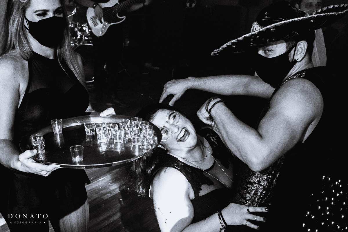 Casamento Quinta da cantareira, Festa, no quinta da cantareira. Pista de dança com dançarinos tequileiros.