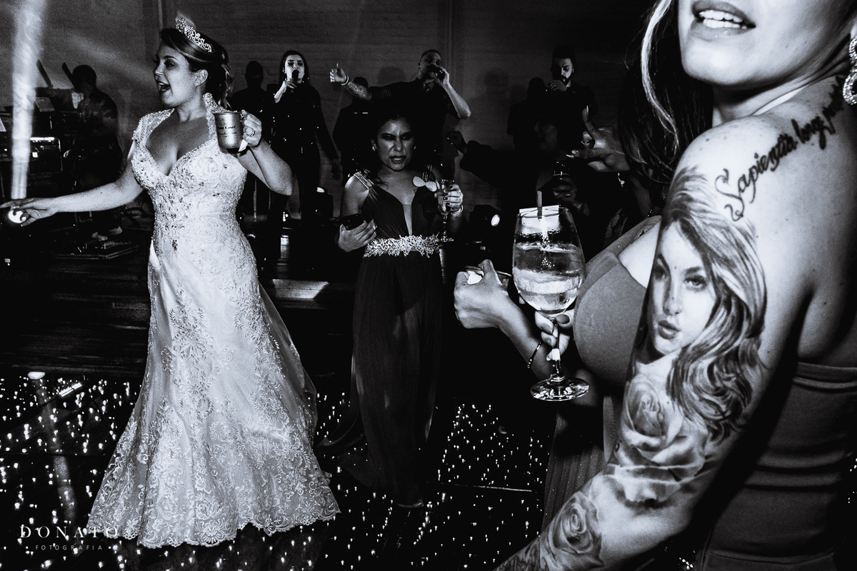 Casamento Quinta da cantareira, Festa, no quinta da cantareira. Pista de dança com dançarinos tequileiros.