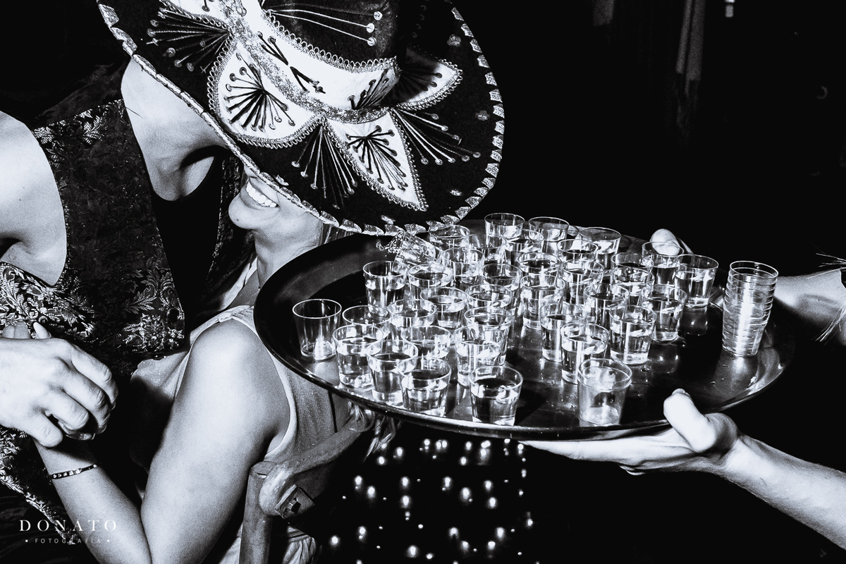 Casamento Quinta da cantareira, Festa, no quinta da cantareira. Pista de dança com dançarinos tequileiros.