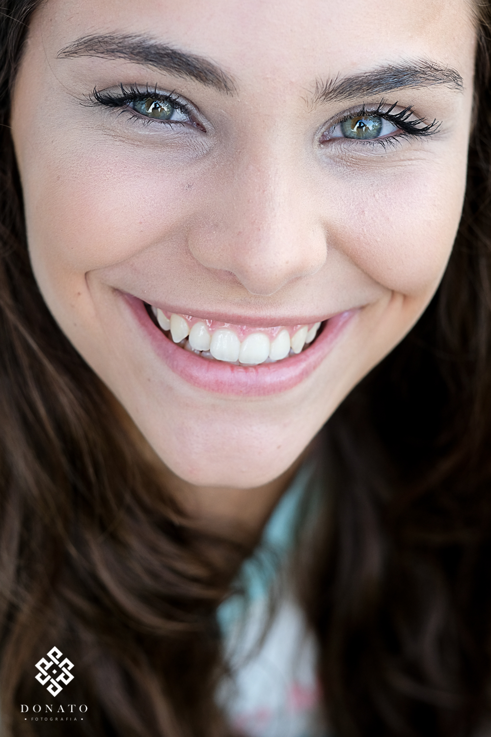 Detalhe dos olhos azuis da debutante.