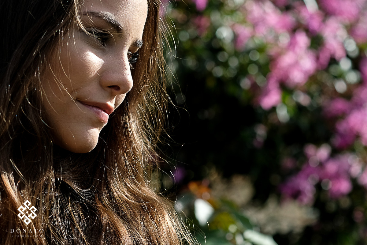 Foto feita no book de 15 anos da Maria victoria, com fundo rosa de flores.