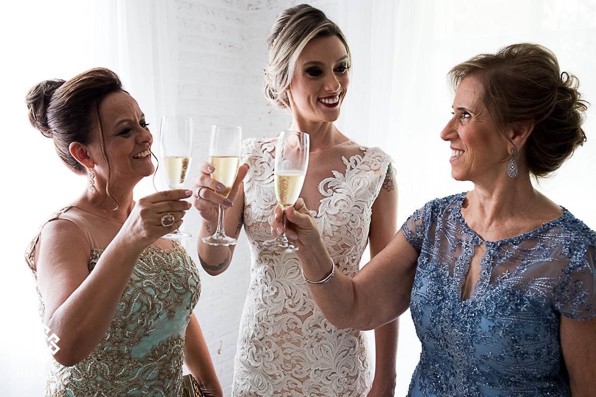 Noiva brinda com a mãe e sogra na sala da noiva da fazenda 7 lagoas.