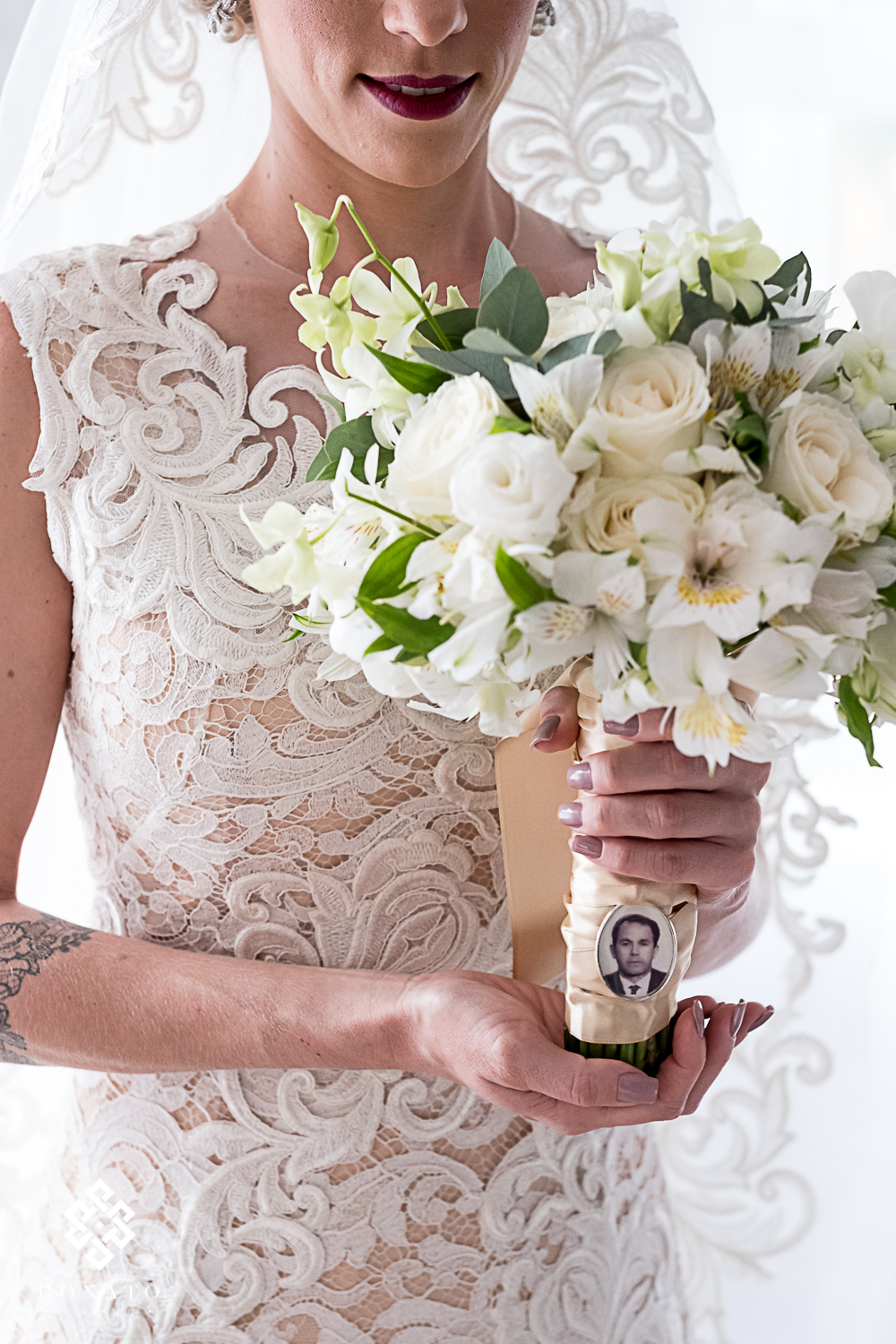 Foto da noiva com buquet feito pela juliana Valim.