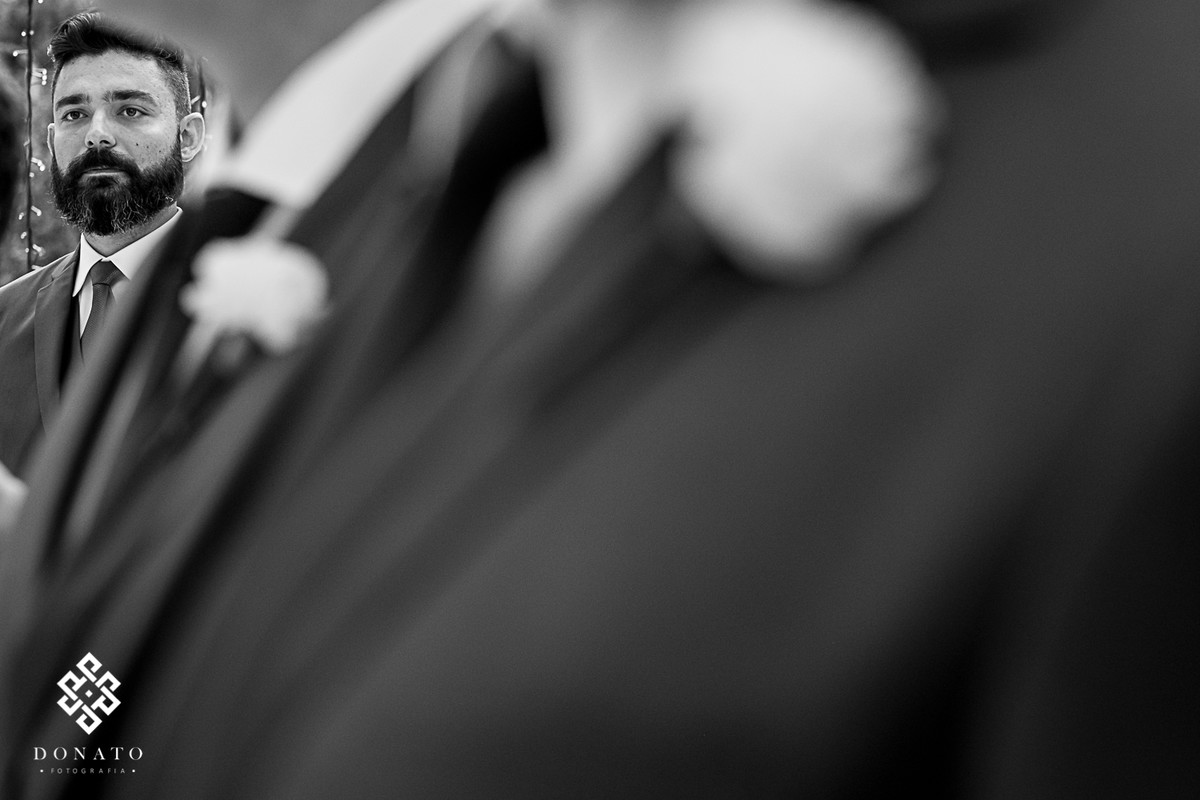 Noivo espera a noiva no altar, a foto é criativa.