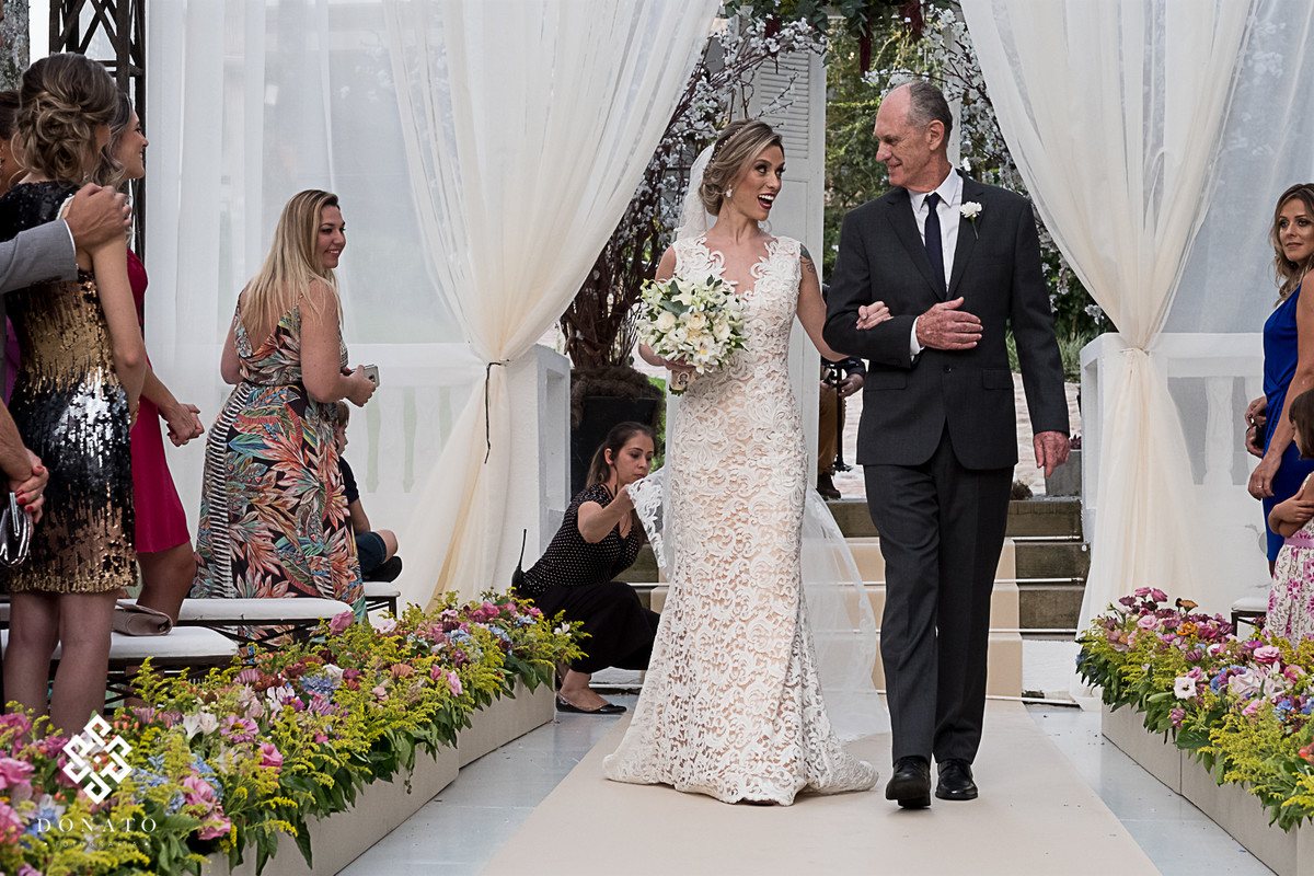 Noiva entra com seu pai pela nave da Fazenda 7 Lagoas.