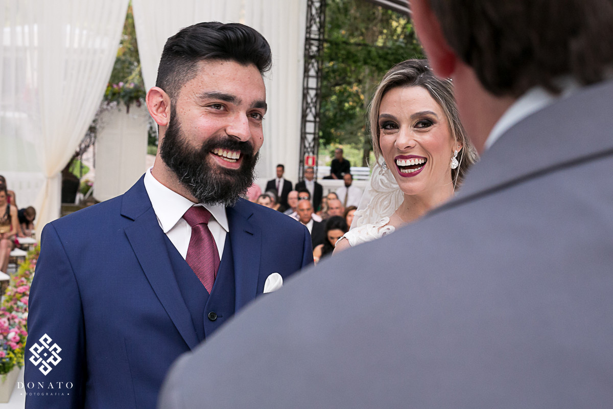 Noivos dão um lindo sorriso na fazenda 7 lagoas.