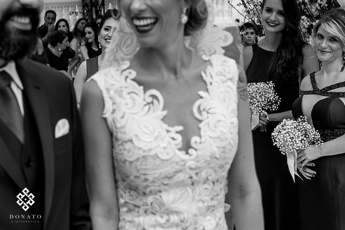 Padrinhos se emocionam ao fundo da cerimonia.