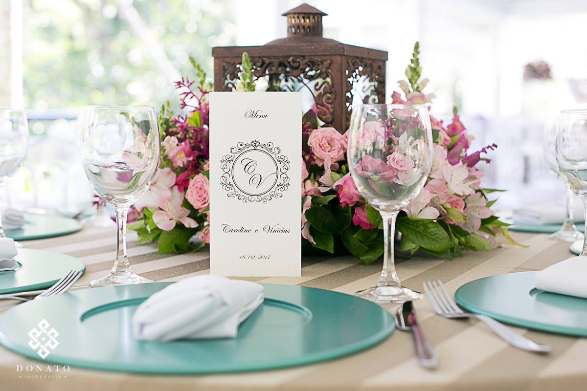 Detalhe da decoração, com flores rosas e supra verde.