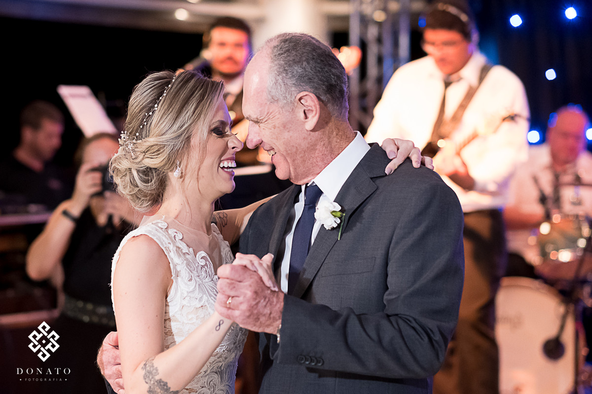 Noiva dança com seu pai.