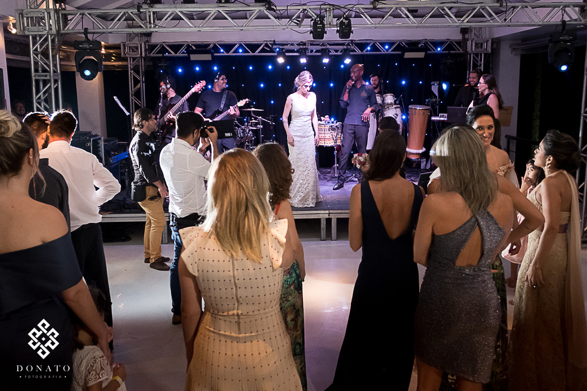 Noiva sobe no palco da fazenda 7 Lagoas, e dança com a banda..
