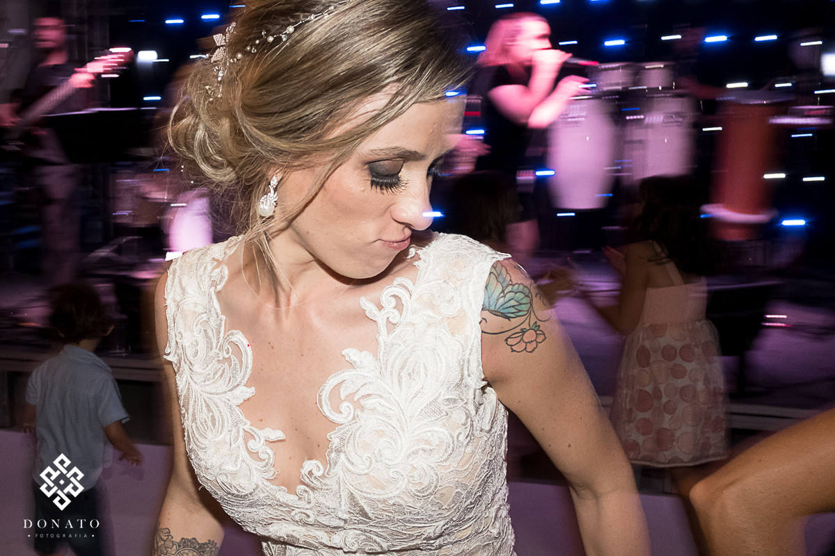 Noiva dança e se diverte ao som da banda que tocava na fazenda 7 lagoas.