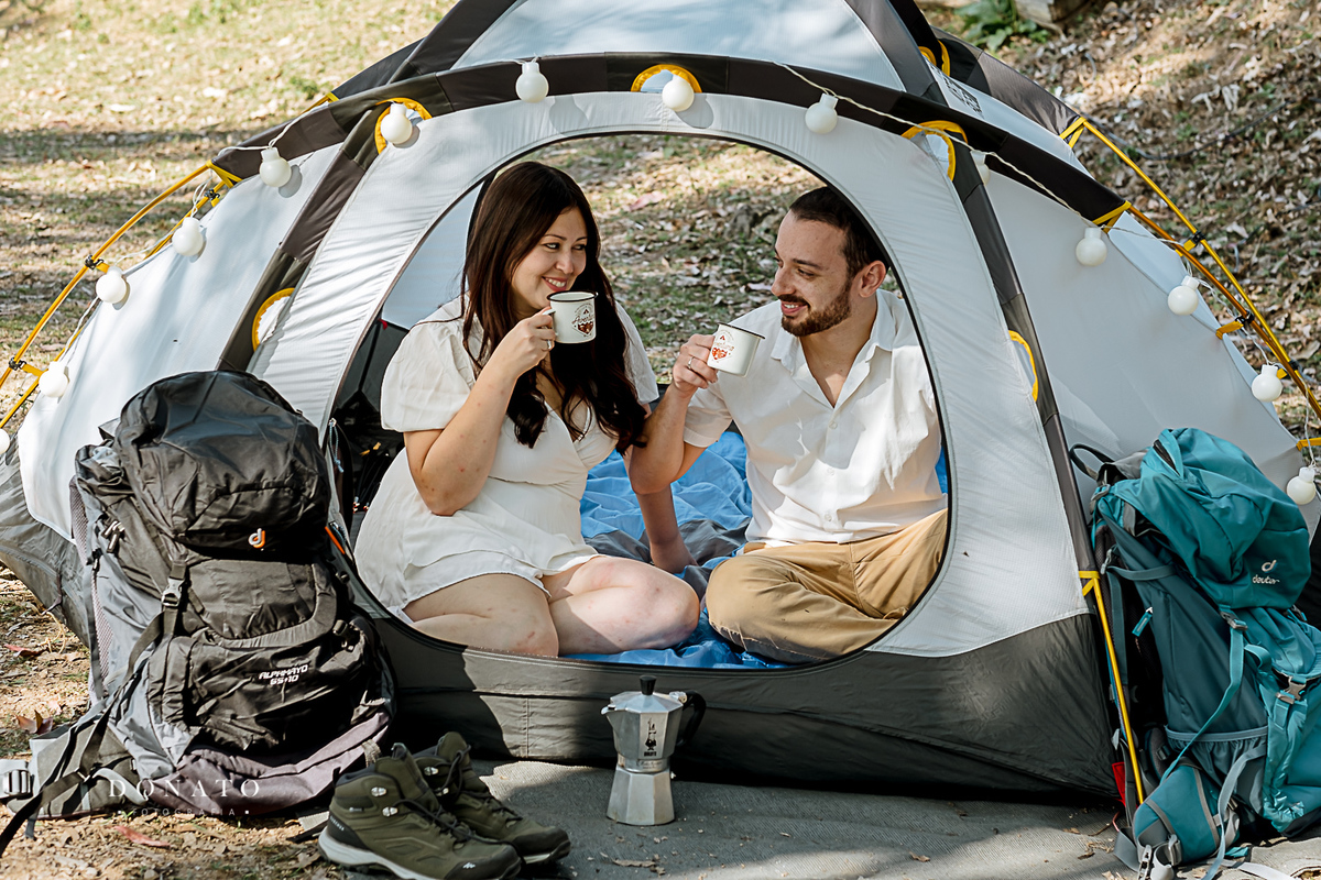 Fotos de casal acampando ao amanhecer.