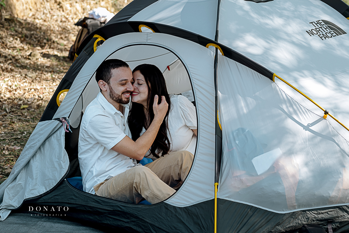 Fotos de casal acampando ao amanhecer.