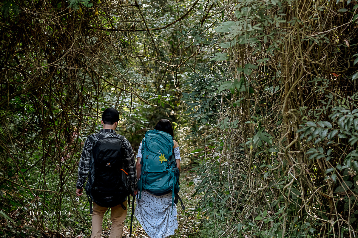Fotos de casal acampando ao amanhecer.