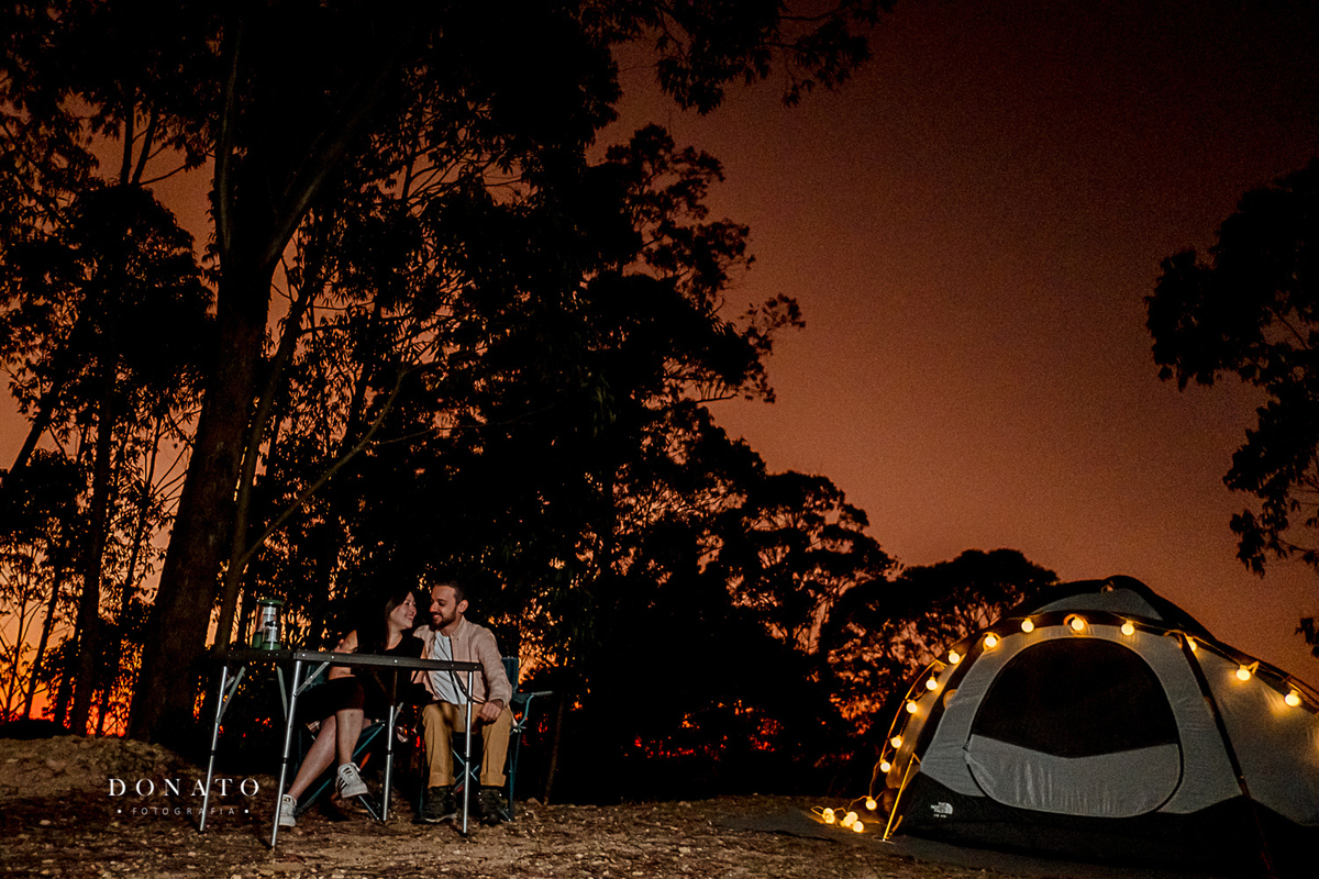 Fotos de casal acampando no nascer do sol. Pre wedding com por do sol.