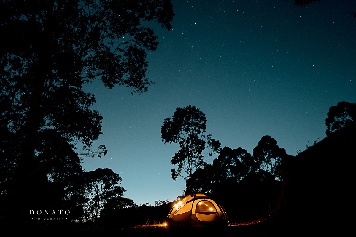 Fotos de casal acampando com céu estrelado. Pre wedding com céu estrelado.