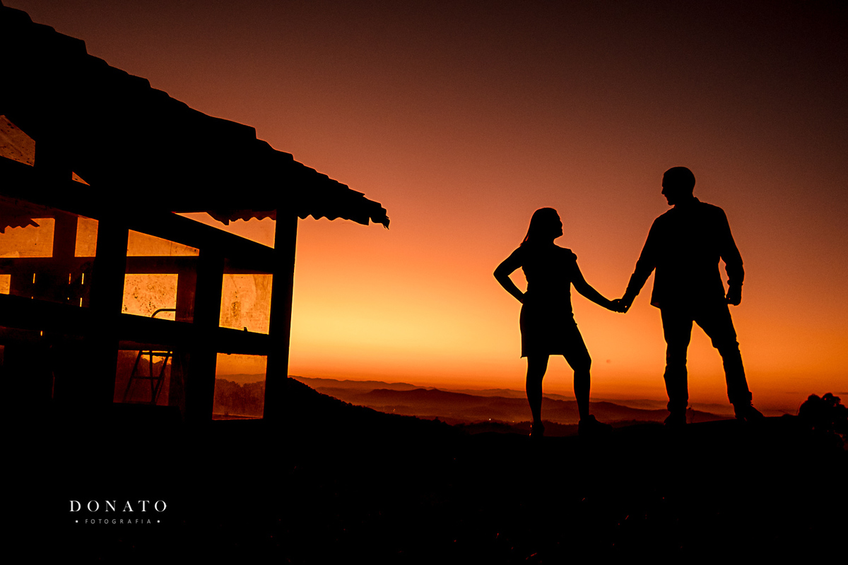 Fotos de casal acampando no nascer do sol. Pre wedding com por do sol.