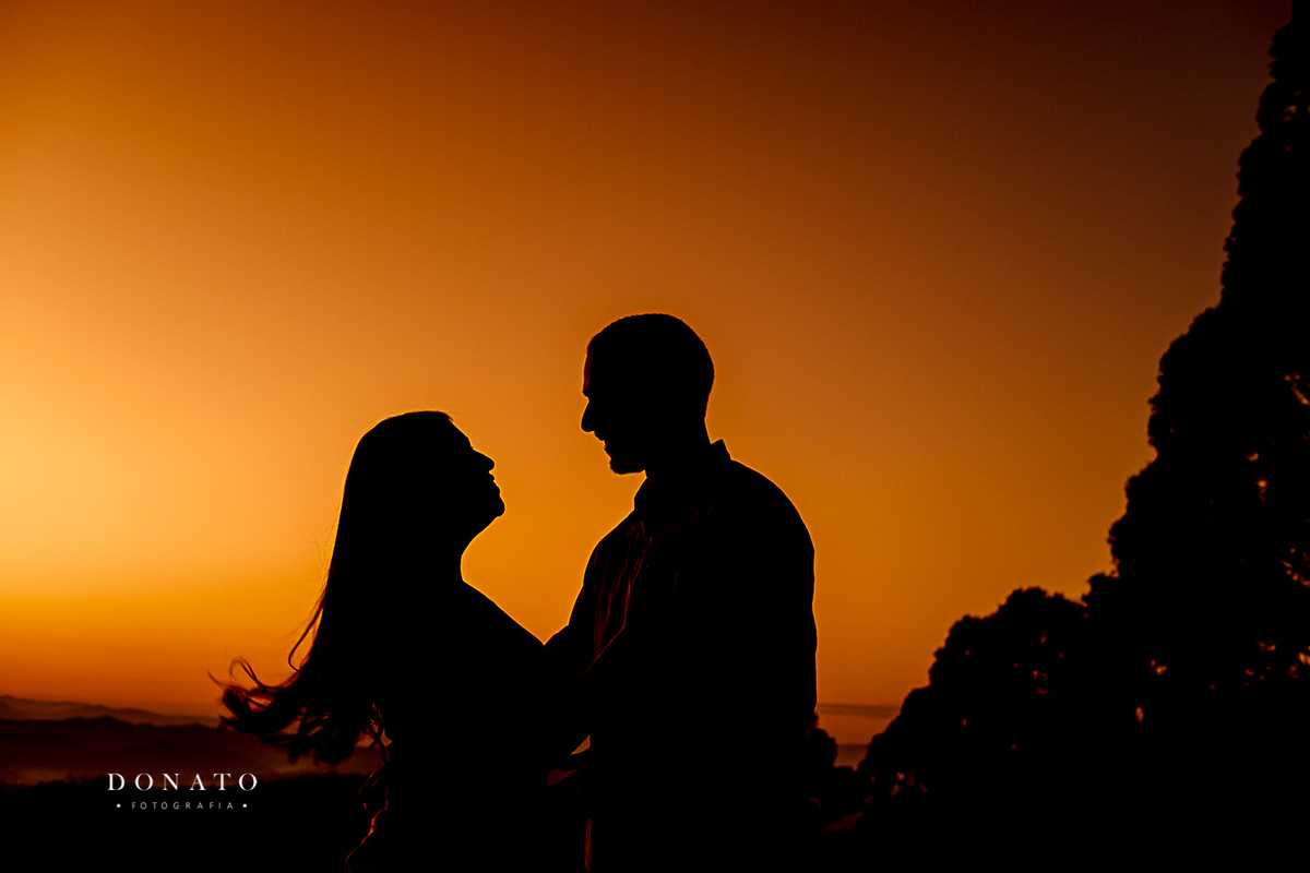 Fotos de casal acampando no nascer do sol. Pre wedding com por do sol.