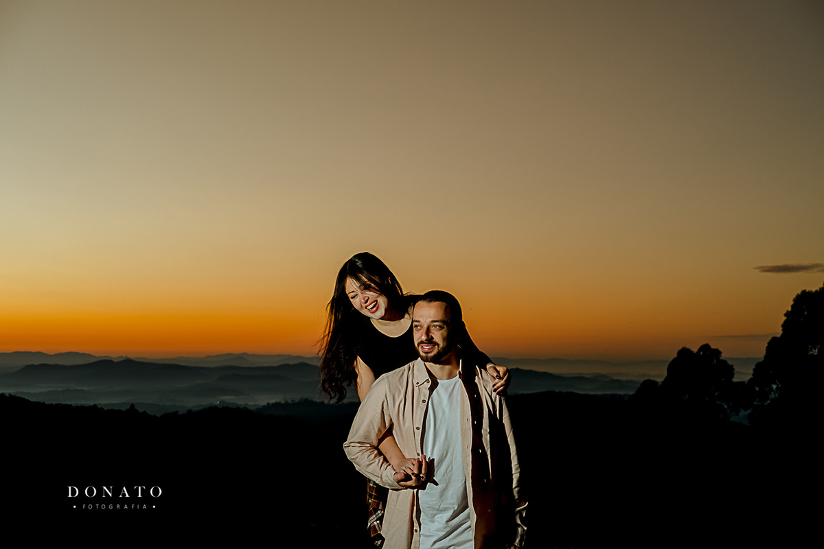 Fotos de casal acampando no nascer do sol. Pre wedding com por do sol.
