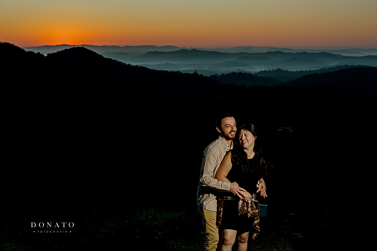 Fotos de casal acampando no nascer do sol. Pre wedding com por do sol.