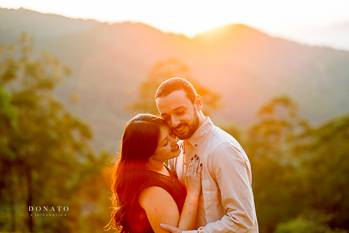 Fotos de casal acampando no nascer do sol. Pre wedding com por do sol.