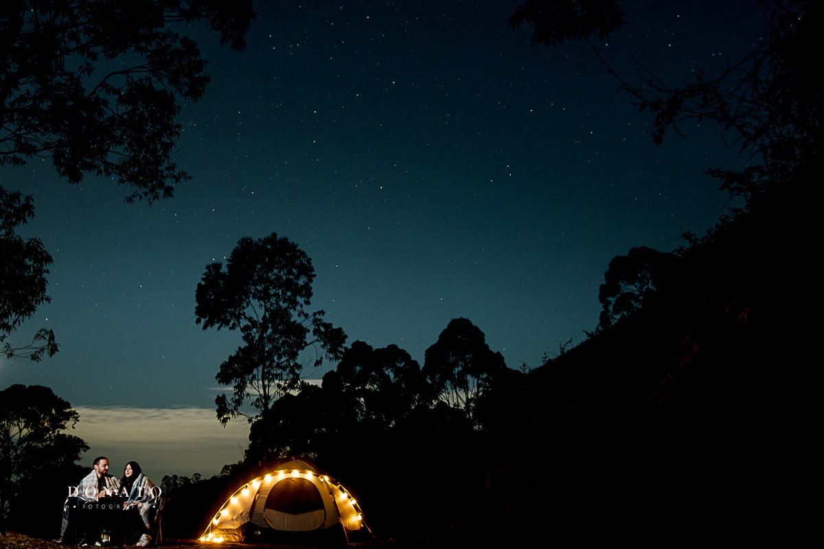 Fotos de casal acampando com céu estrelado. Pre wedding com céu estrelado.