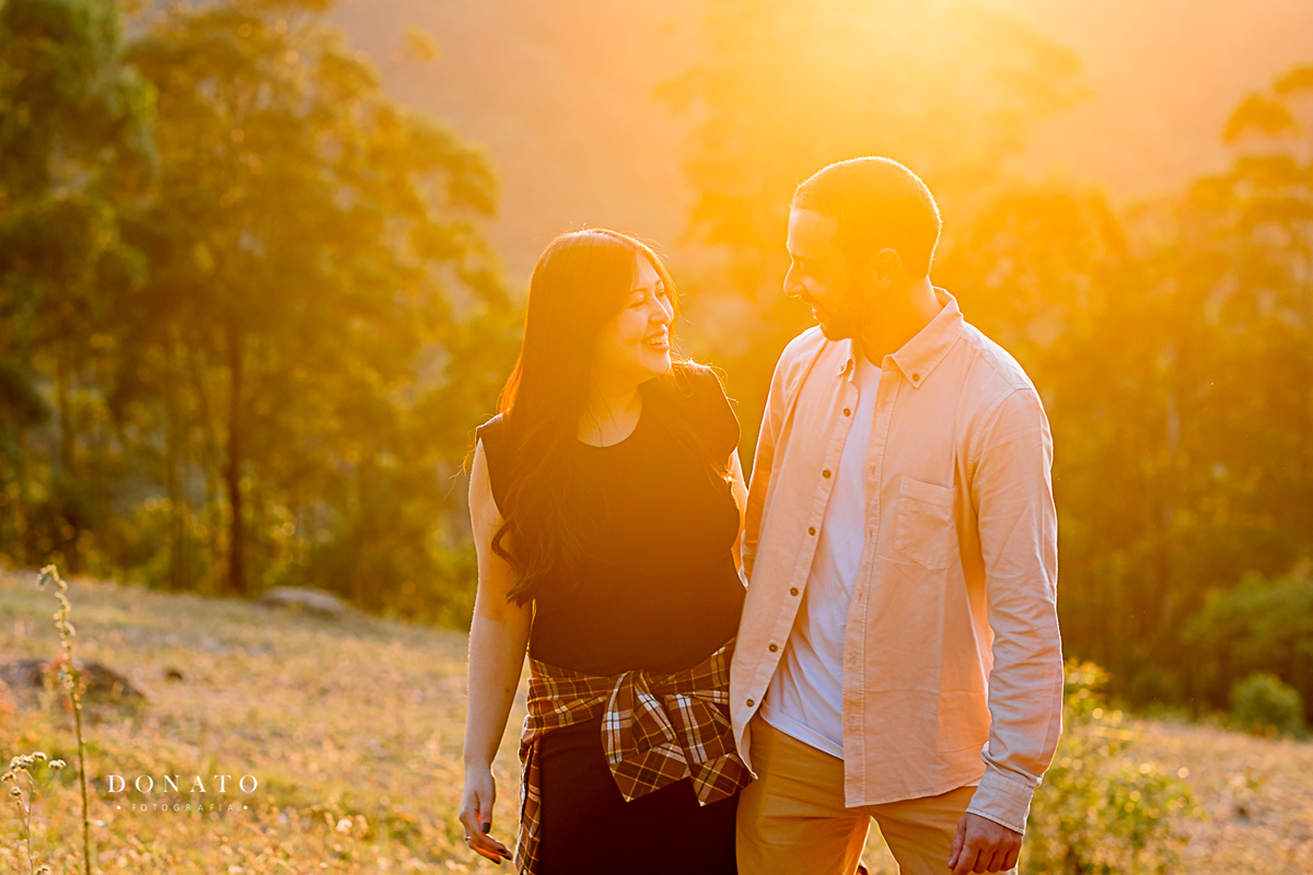 Fotos de casal acampando no nascer do sol. Pre wedding com por do sol.