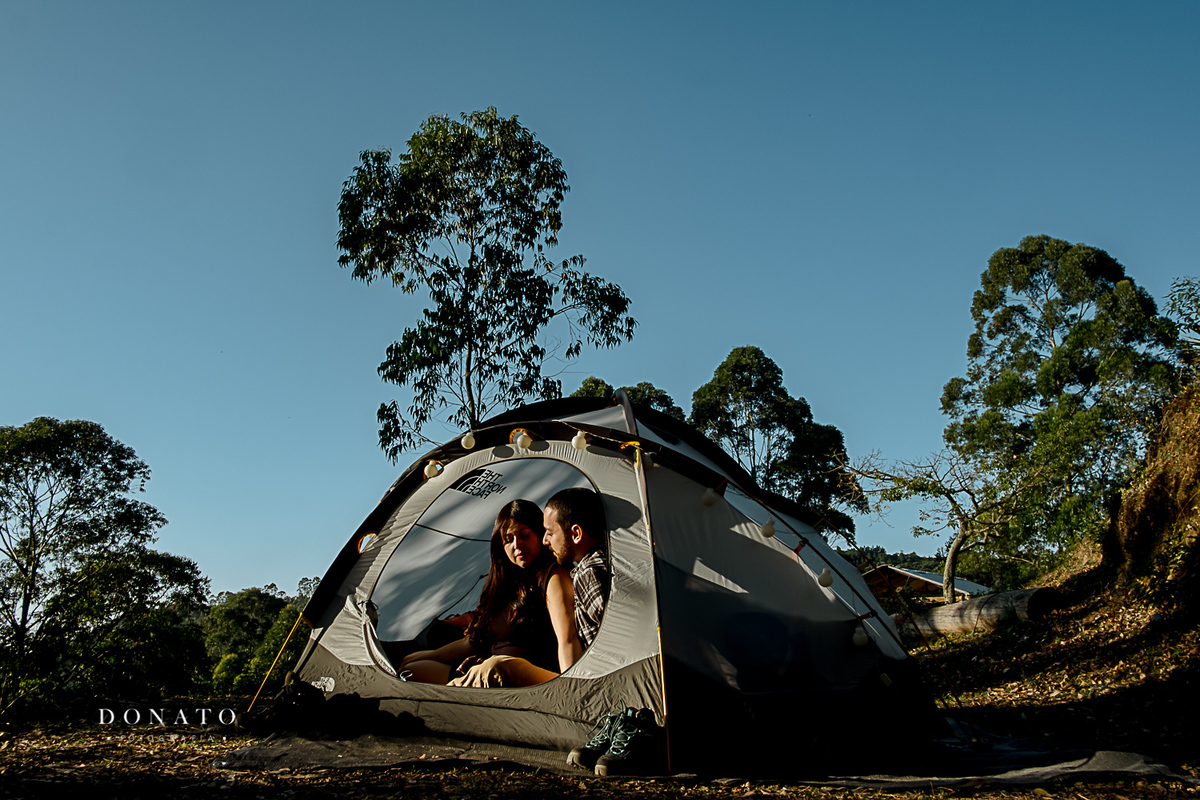 Fotos de casal acampando ao amanhecer.