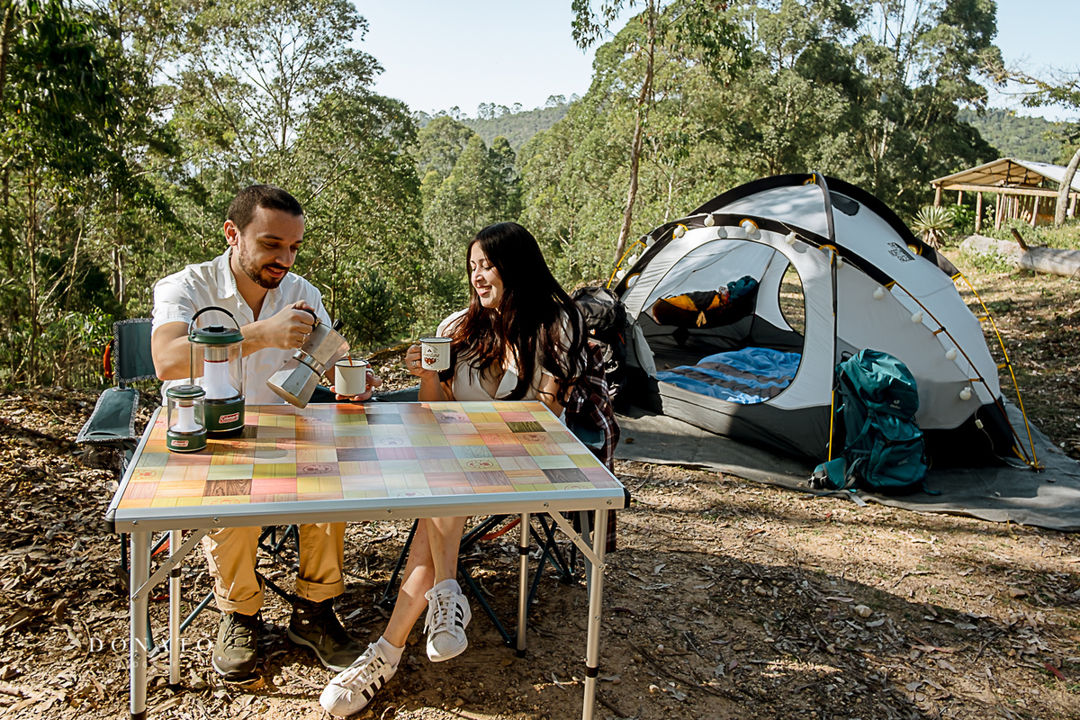 Fotos de casal acampando ao amanhecer.