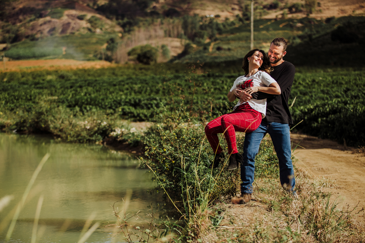 Pré casamento casal noivo segurando noiva