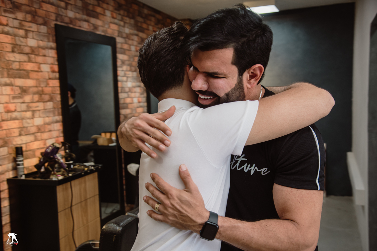 pai abraçando noivo