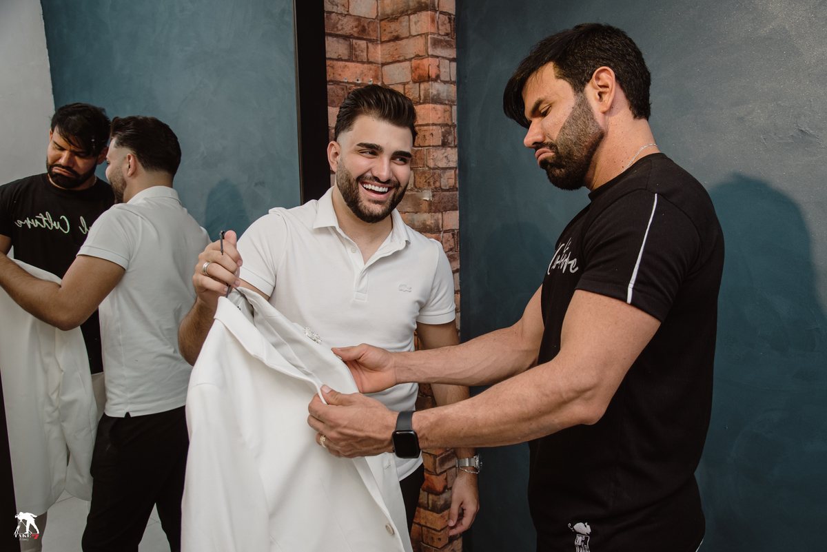 pai olhando terno do noivo