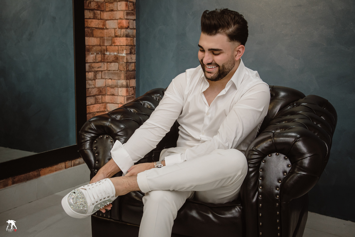 noivo colocando sapato