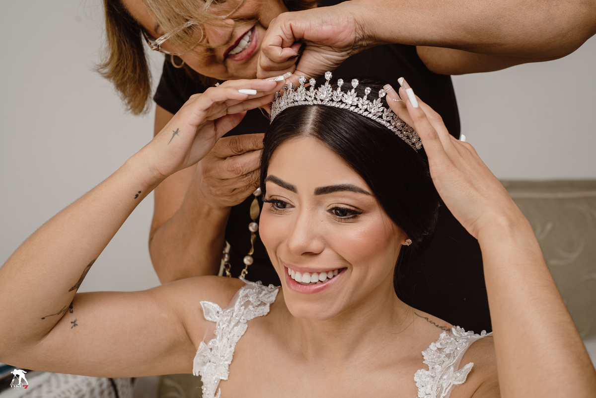 noiva colocando a tiara 