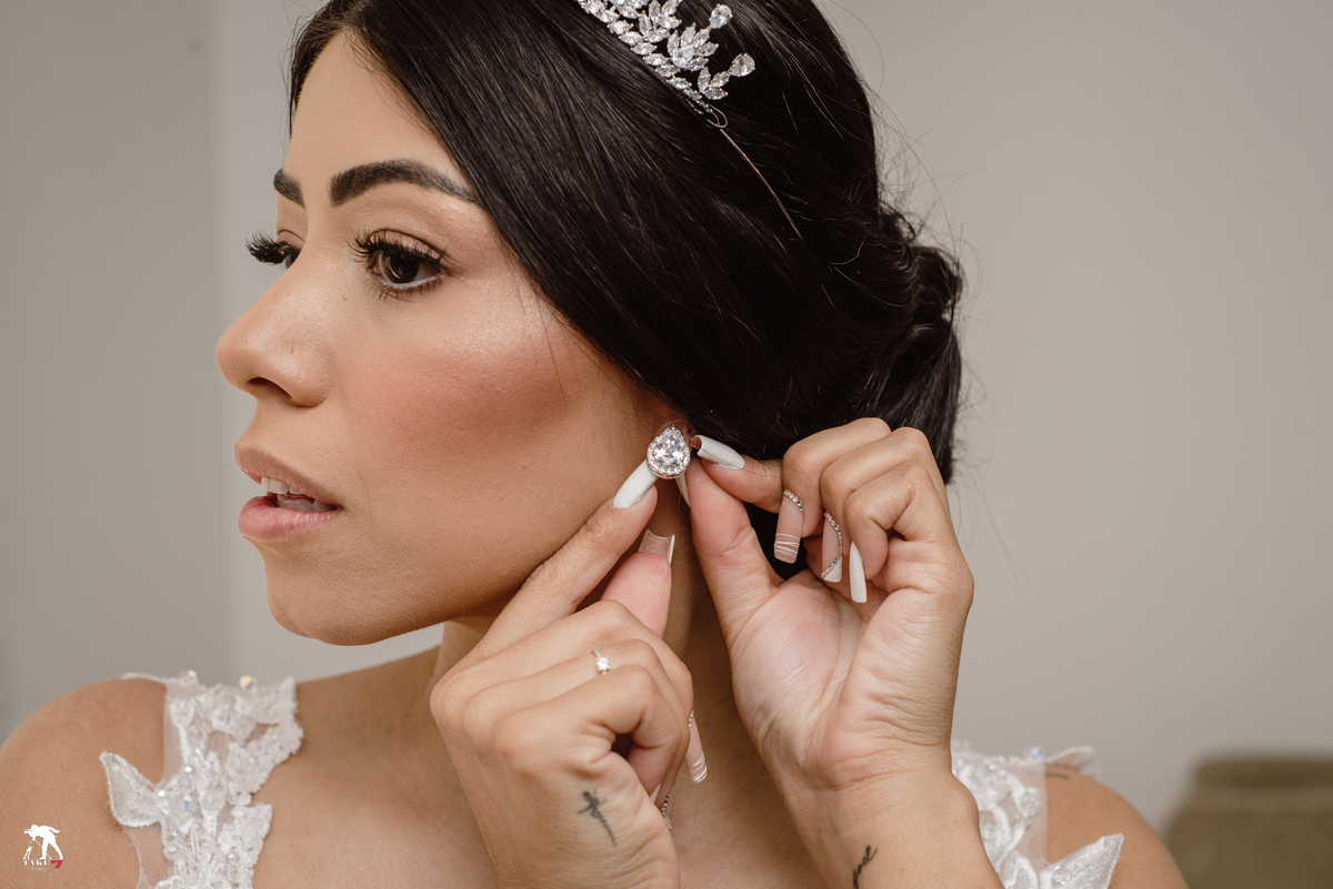 noiva colocando brinco