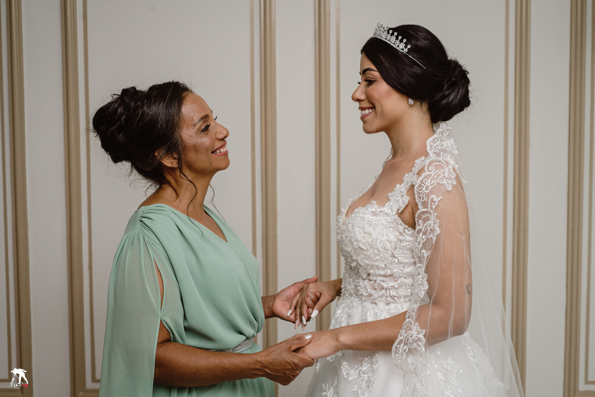 noiva e mãe de mãos dadas 